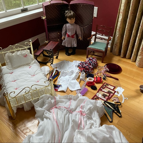 American Girl Samantha & Trunk, Brass Bed, Desk, Chair, Girls Nightgown & more - Picture 16 of 17